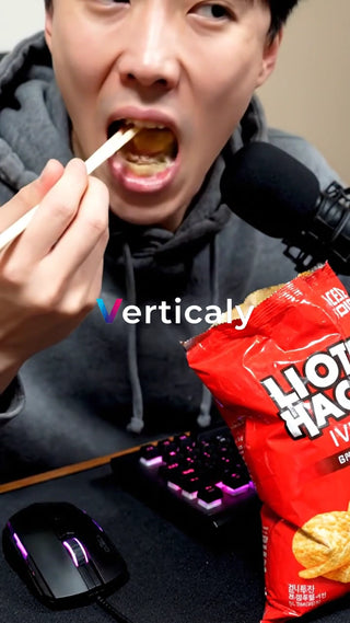 ポテチを食べる男性、至福の時