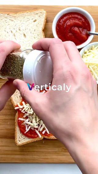 ピザトーストにハーブを