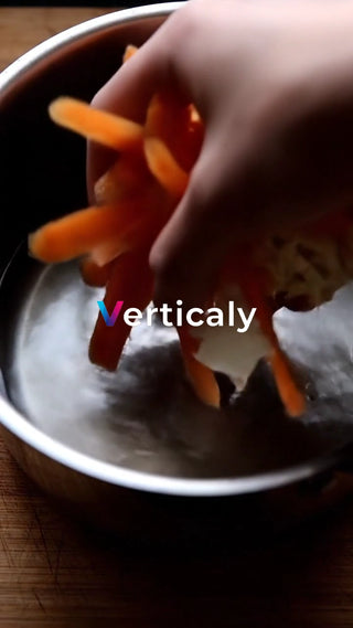 ニンジンを鍋へ、調理の様子