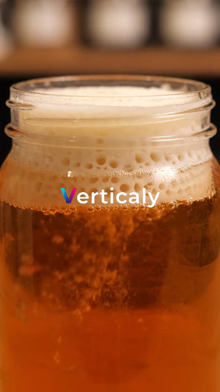 琥珀色の液体、グラスの中で