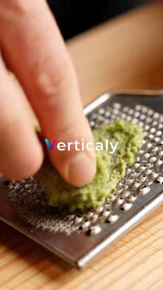 新鮮なわさびをすりおろす