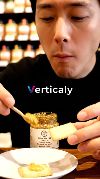 マスタードをクラッカーに塗る