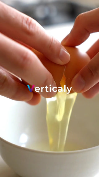 卵を割る、料理の瞬間