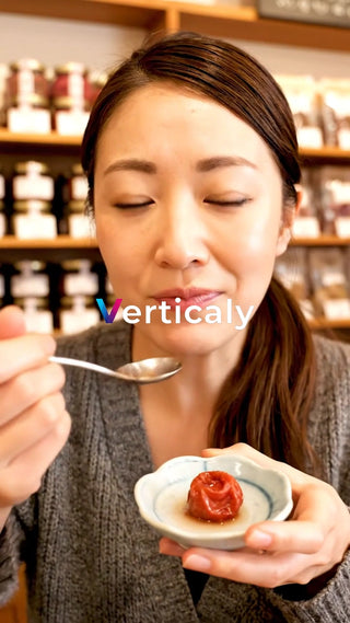梅干しを味わう女性