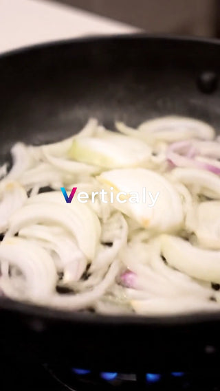 玉ねぎを炒める料理