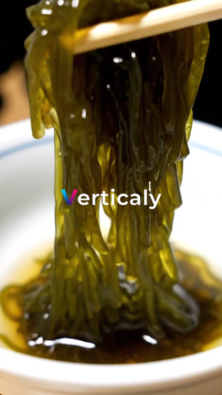 海藻を箸でつまむ