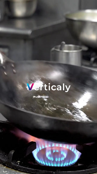 熱々の油、中華鍋で調理