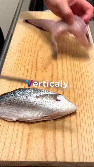 魚をさばく料理風景