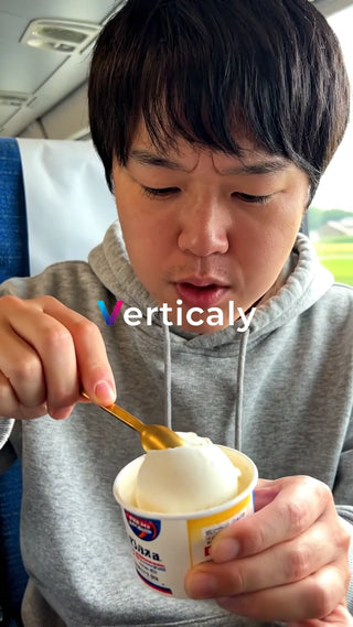 アイスを食べる男性、夏の日