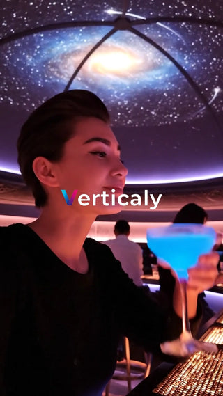 宇宙空間を眺める女性