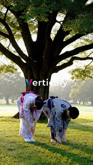 浴衣姿、公園でストレッチ