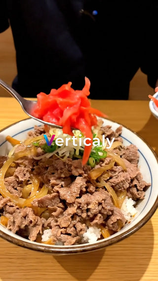 牛丼に紅生姜を添える