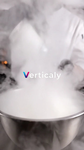 煙に包まれる料理