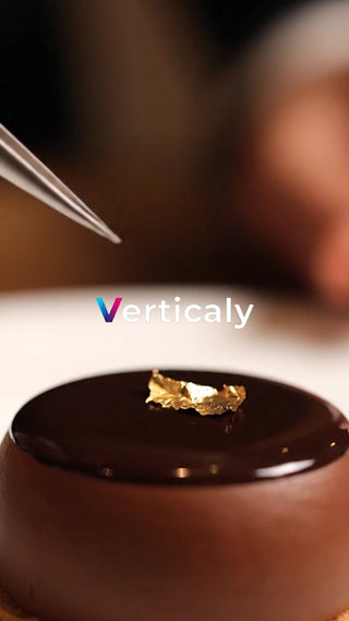 チョコレートデザート、金箔を添えて