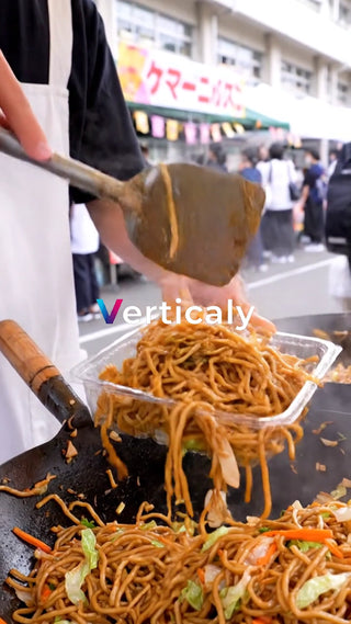 屋台の焼きそば、熱々を