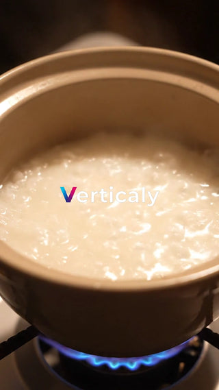 煮込み中の白粥、湯気立つ