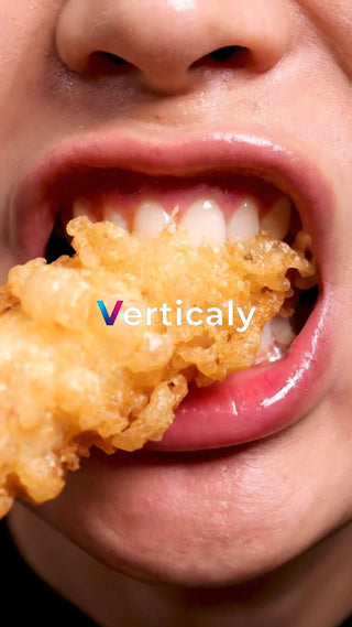 揚げ物を頬張る瞬間