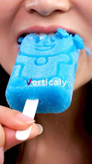 ブルーアイスを食べる