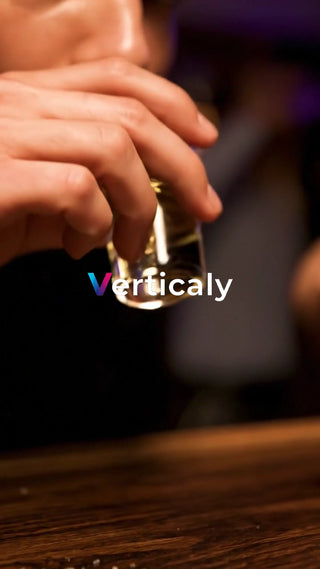 ショットグラスを傾ける手