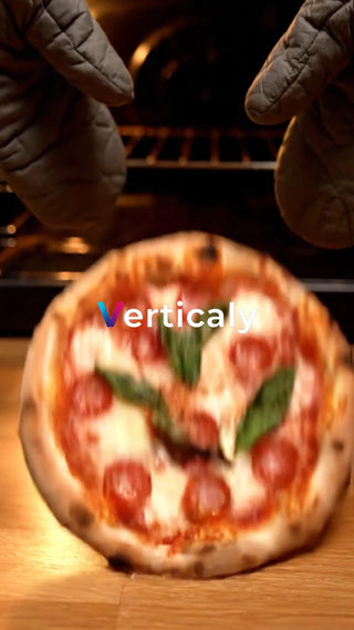 焼きたてピザ、熱々の瞬間