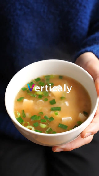 味噌汁とネギ、和食の温かさ