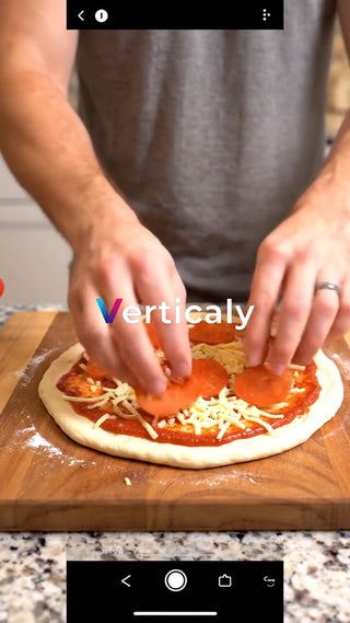 ピザにペパロニを乗せる