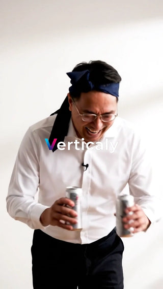 缶ビールを掲げ、笑う男性