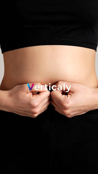 お腹をつまむ女性