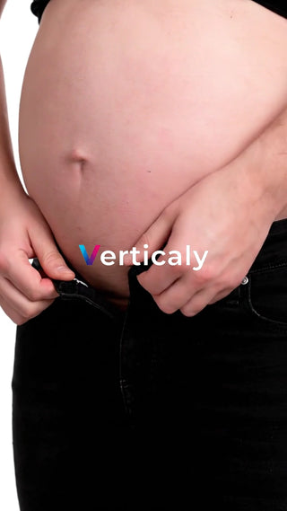 お腹を気にする女性