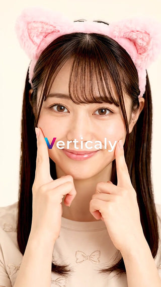 頬を触る女性、笑顔が眩しい