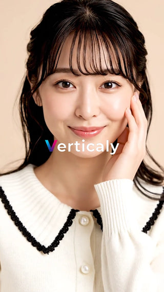 笑顔が素敵な女性、手で頬を