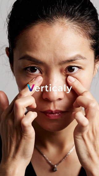 目元を指でケアする女性