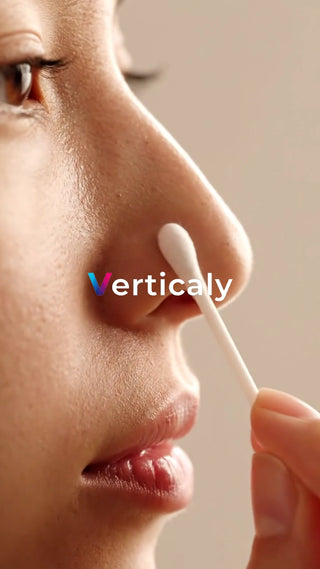 鼻をケアする女性、コットン