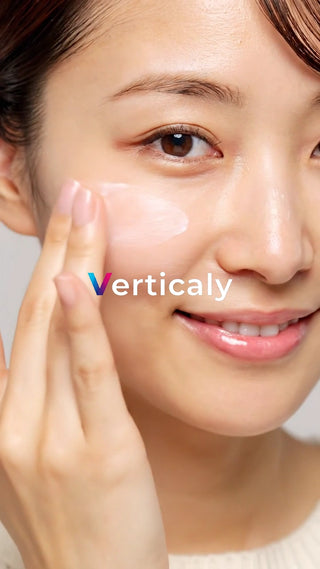 美肌ケア、指でクリームを塗る