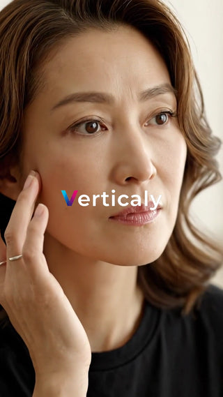 頬に手を添える女性