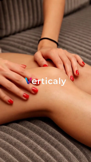 膝を抱える女性、赤ネイル