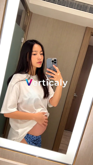 妊娠中の女性、鏡越しに