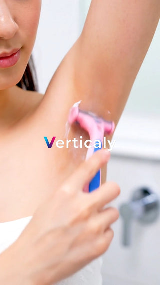 身だしなみ、脇を剃る女性