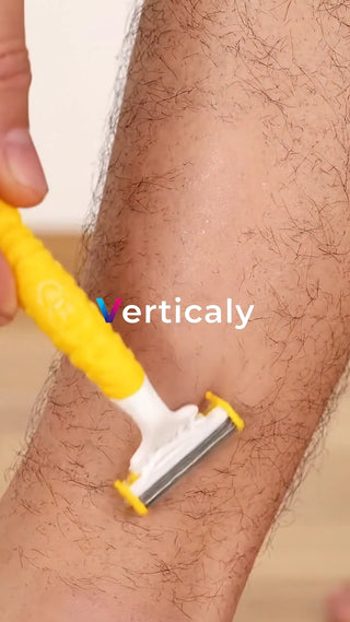 脚の毛を剃る様子