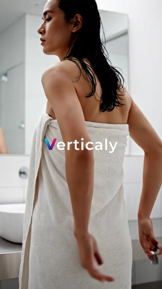 シャワー後の女性、タオル姿