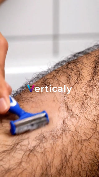 髭を剃る、男性の姿