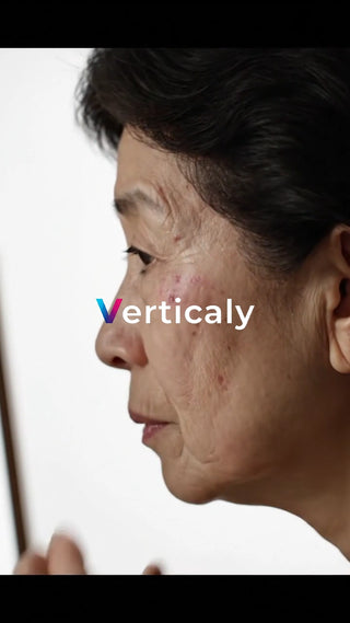 肌を見つめる女性