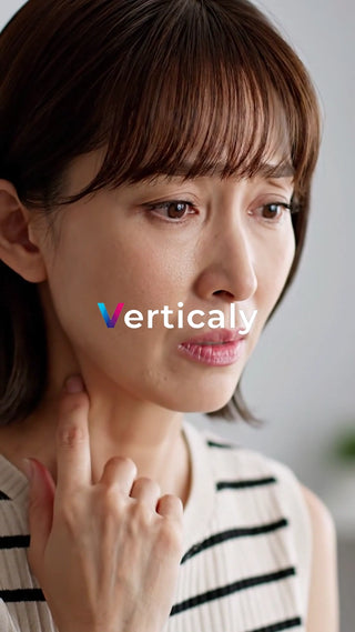 喉を気にする女性