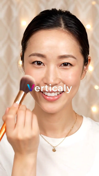 頬にチークをのせて笑顔