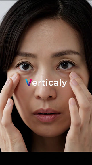 目元のケア、女性の横顔