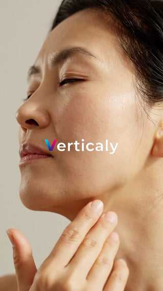 肌を労わる女性の手元