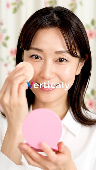 メイク中の女性、笑顔が素敵