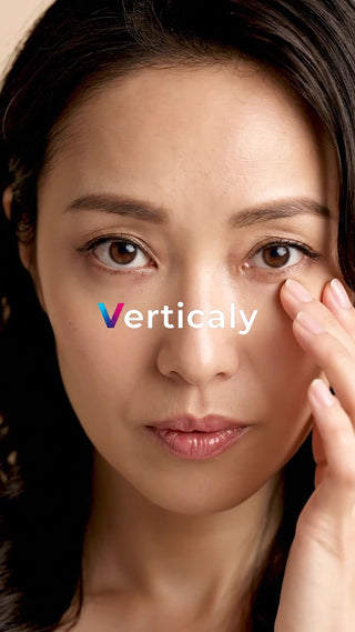 目元を触る女性、潤いケア