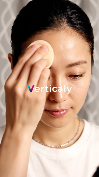 ファンデーションを塗る女性