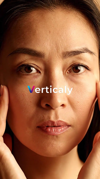 肌を触る女性のポートレート